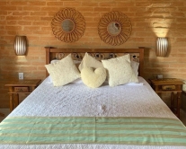 Cama tamanho padrão com detalhe em metal cod 32