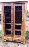 armário cristaleira de 2 x 1,30  com portas de correr com  detalhe de ferro nas portas cod 10